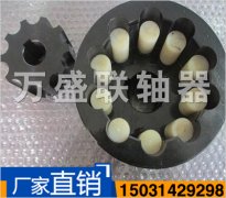 彈性柱銷齒式聯軸器 彈性柱銷齒式聯軸器是利用若干非金屬材料制成的柱銷,置于兩半聯軸器與外環內表面之間的對合孔中,通過柱銷傳遞轉矩實現兩半聯軸器聯接.